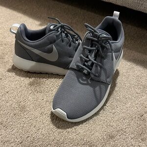 Women’s Nike Roshe Run Trail athletic sneakers